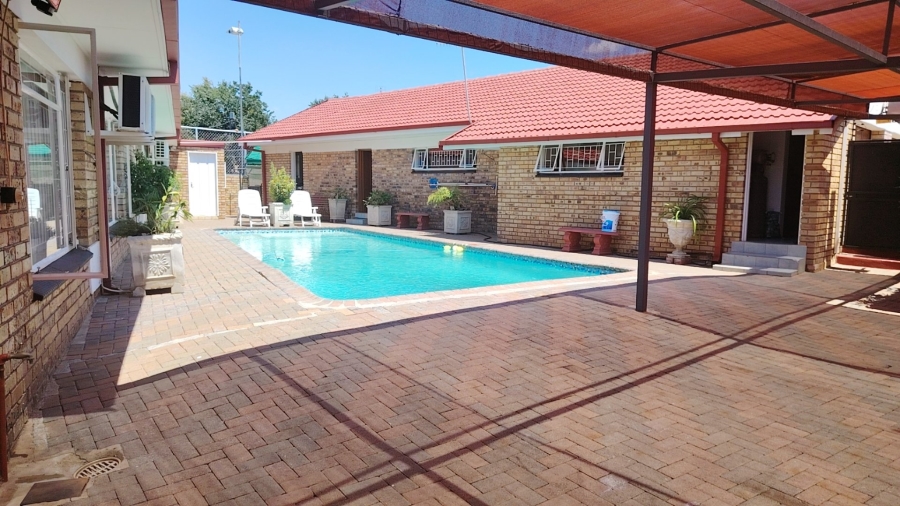 5 Bedroom Property for Sale in Flamwood North West